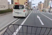 【悲報】自転車さん、車にクラクションを鳴らされてしまう😭