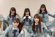 日向坂46、可愛らしい新衣装をお披露目！『CDTVライブ！ライブ！』オフショットが公開！乃木坂46コラボ&『ソンナコトナイヨ』を披露