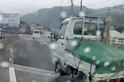 【動画】広島県の頭のおかしい軽トラ乗りが話題に。被害者は廃車。