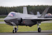 デンマークに最新鋭ステルス戦闘機F-35が到着、退役するF-16戦闘機はウクライナへ！