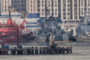ドローン攻撃で損傷のロシア軍揚陸艦、横転しないように必死に支えてる…こりゃ廃船だわ！