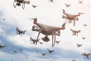 多種ドローンを集団飛行させる技術、防衛省が自衛隊の側面援助へ実証研究！