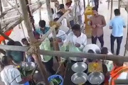 【動画】建設中の寺院の屋根が崩れて7人が死亡した事故。（インド）