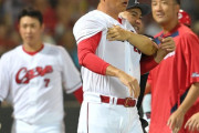 広島・新井監督、乱闘騒ぎに「お互いに真剣勝負をやっているので」「それも野球の一部だと」秋山への死球巡って激高