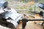 ロシア軍のおそロシアな失敗。スタックした戦車を別の車両で押そうとして(°_°)