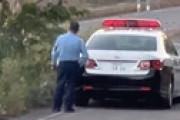 【動画】 北海道の警察官、公務中に路上喫煙 ⇒ ポイ捨てのコンボを激撮されてしまうｗｗ