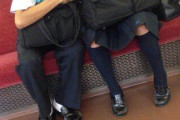 【悲報】チー牛、彼女が出来たのが嬉しくて電車でイチャコラしてしまう wwwww wwwww wwwww