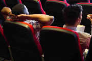「当人は無自覚かもしれないけど…」映画館の“マナー違反”どこまで許容できるかの線引き　「靴を脱いで体操座り」「バッグの中でスマホいじり」…同行者からは不満の声も