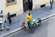 【動画】年俸12億のマルクス・テュラム、ミラノでシェアサイクルを使って買い物しているところを激写されるｗｗ
