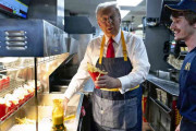 トランプ氏がマックでポテト調理、ドライブスルーでは「私のおごりだ」…「庶民派」を演出か