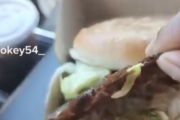 【悲報】外人さん、マクドのハンバーガー(1500円)が異常な薄さでブチギレるｗｗｗｗｗｗ
