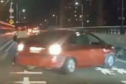 大阪府警が警察車列襲撃事件で男2人を全国指名手配…車内のタブレット端末などを強奪！