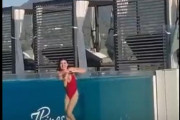 【動画】女の子、頭部がもげても泳ぎ続けてしまう