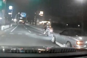 【大阪】ベタ付けで煽られていたバイクに当て逃げされてしまう車載。