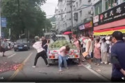 【悲報】 中国のブチギレ一家、ライバル店のスイカを全て破壊してしまうｗｗｗｗｗ