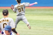 【阪神】中野の背面捕球と一塁を指す近本井上木浪