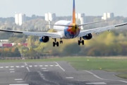 【動画】バーミンガム空港への着陸で滑走路を逸れてしまうボーイング737-800。