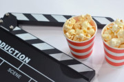 映画館で食事する奴ってなんなの？映画見るのに集中しろよ。