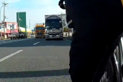 【動画】善良自転車乗りさん、トラックに煽られ恐怖する