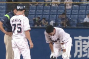 【悲報】山田哲人さん、二塁に走るだけでコーチとトレーナーが駆け寄り状態を確認される