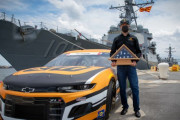 NASCARドライバーが米海軍ミサイル駆逐艦を訪問…特別塗装のレースカーを披露！