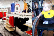 車椅子に乗る少年の広告に釘付けになった２歳の男の子の真剣な眼差しに注目が集まる！