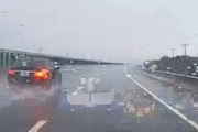 【動画】大雨の中、馬鹿みたいに煽り運転していたベンツが壁に刺さるｗｗｗｗｗ