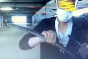 【埼玉】ショッピングモールに停めてある車からワイパーブレードだけを盗む怪しい男が撮影される。