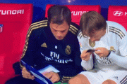 ◆Gif小ネタ◆わが子の写真にキスしててベンチでコーチの話をちゃんと聞かないモドリッチｗｗｗ