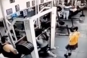 スポーツジムの死亡事故。180キロのバーベルを持ち上げようとした女性が失敗して亡くなる。