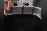 【動画】 蛇口から真っ黒な水が・・ 水道の水を飲んだ住民500人が赤痢に感染 ＝ 中国