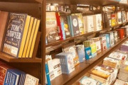 コロナが流行って本屋が儲かってるらしい