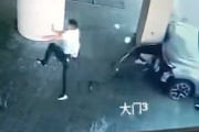 【動画】Uターンに失敗した車が暴走してしまう事故(@_@;)