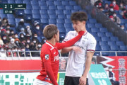 ◆悲報◆浦和FW明本考浩さん、後ろから抱きつかれて激おこ！喉輪で一発退場?