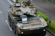環八で陸上自衛隊の16式機動戦闘車がトラックと接触事故…ミラー同士がぶつかる！