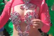 サンバカーニバル「女の人がドスケベな格好で踊ってますがブラジルの文化なのでセーフです」