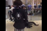 【動画】ハンターハンターの幻影旅団に憧れた10代の集団、ショッピングモールで大暴れしてしまうｗｗｗｗｗｗ