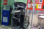 【ロシア】スーパーマーケットのATMを爆破して現金を奪った強盗の映像が公開される。