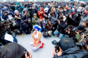 【動画】コミケの爆胸コスプレイヤー、ガチでエチすぎるwww胸輪も見えそうwww