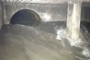 【危険】雨の日に下水道の中に入って撮影する下水道系ユーチューバーの映像。