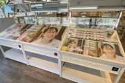 OWNDAYS “百田夏菜子 店頭タイアップ展開” スタート！｢特大パネルなのでインパクトも特大」｢前回大好評を頂きまして…」｢可愛すぎぃ！」