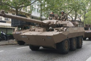 フランスが提供する装輪装甲車AMX-10RC、訓練を終えた兵士と共にウクライナへ向けて出発！
