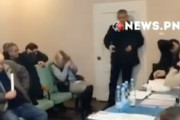 【動画】ウクライナの村議会で議員が手榴弾をポトポトと投げて死者1名、負傷者26名。