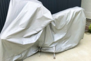 【悲報】バイクのカバーが壊れたワイ、雨の中バイクを放置