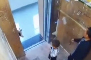 【動画】これは怖いエレベーター事故。子供が体に巻いていたリードがドアに挟まり(°_°)