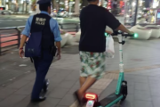 電動キックボード、歩道爆走・2人乗りなど違法運転が1日10件超
