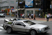 「バック・トゥ・ザ・フューチャー」のデロリアン、公道を快走！　神戸の男性２年半かけ完成