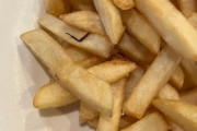 【画像】ガストのポテトに異物