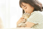 【ペット】愛情表現の1つ「犬吸い」「猫吸い」は危険？　ペットの犬や猫の体に鼻先をうずめて大きく息を吸う行為に潜む“健康リスク”を専門家が指摘
