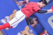カープ上本崇司、超ジャンピングキャッチ！フェンスを恐れないファインプレーに解説GG佐藤「レフトの守備が上手くて羨ましい」